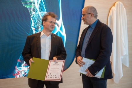 A MOL Campus épületgépész kivitelezőjeként, Németh László, az ENSI Kft. ügyvezetője átveszi azOklevelet. Az Építőipari Nívódíj megünneplése a MOL Campus réztábla avatóján. 2024.03.28.